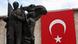 Eine Atatürk-Statue in realsozialistischem Stil vor einer riesigen Türkei-Fahne Eine Atatürk-Statue in realsozialistischem Stil vor einer riesigen Türkei-Fahne
