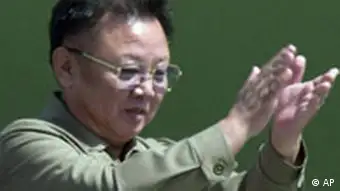 Nordkoreas Kim Jong Il klatscht