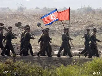 在中朝边境上巡逻的朝鲜士兵（资料图片）