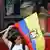 Wahlen 2006: Ein Mann schwenkt die ecuadorianische Flagge