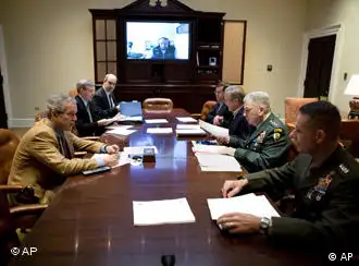 10月21日，布什与切尼和军主首脑们在视频会议上商谈伊拉克问题