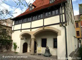 Das Geburtshaus des deutschen Reformators Martin Luther (1483-1546) in der Lutherstraße 16 in Eisleben (Sachsen-Anhalt). Aufnahme von 2003. Die Unesco hat 1996 das Gebäude und alle weiteren Luthergedenkstätten in Sachsen-Anhalt in die Liste des Weltkulturerbes aufgenommen.