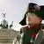 Napoleon-Imitator vor dem Brandenburger Tor (Quelle: AP)