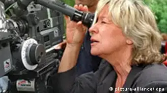 Margarethe von Trotta bei Dreharbeiten zu dem Fernsehfilm Mit fünfzig küssen Männer anders (1998)