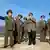 Nordkoreas Diktator Kim Jong Il mit Offizieren (Archivbild), Quelle: AP