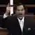 Saddam Hussein beschimpft das Gericht nach dem dieses das Todesurteil gegen ihn verhängt hat
