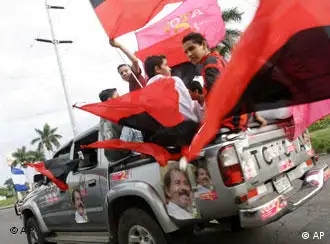 尼加拉瓜民众红旗庆祝奥尔特加获胜