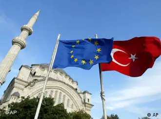 Warten auf Rückenwind: Fahnen der Türkei und der EU vor einer Moschee in Istanbul