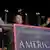 Nancy Pelosi jubelt mit erhobenen Armen, vor ihr steht eine Tafel mit dem Text: "A new direction for America" (07.11.2006, Quelle: AP)