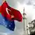 Флаги Турции и ЕС на фоне минорета