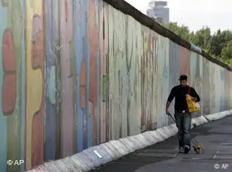 Ein Stück der Berliner Mauer mit bunten Graffitis
