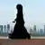 Katar: Frau vor der Skyline von Doha