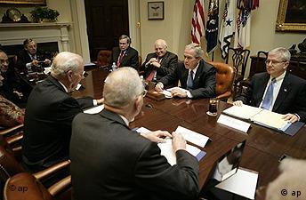 Präsident Bush wird von seinem Chief of Staff Bolten (r.) flankiert sowie von Vize-Präsident Cheney (l.) und National Security Advisor Stephen Hadley (ganz links), während Bush mit James Baker spricht