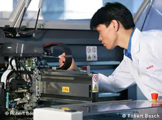 德国博世集团杭州分公司的技术人员在检测机器