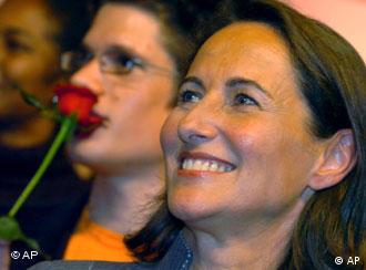 Die französische Sozialistin Ségolène Royal lächelt während einer Veranstaltung in Aiffres im Südwesten Frankreichs