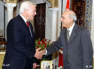 德国外交部长施泰因迈尔（左）会见突尼斯总理甘诺齐
