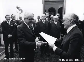 1973年12月12日，德国新闻委员会主席Dietrich Oppenberg 向联邦总统Gustav Heinemann递交新闻指南