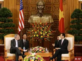 布什在昔日美国的大敌胡志明注视下与越南示好