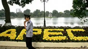 Vietnam APEC Symbolbild Polizist mit Schriftzug APEC Hanoi