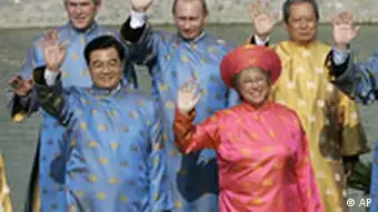 APEC Hanoi Vietnam George W. Bush und Russlands Präsident Wladimir Putin und Surayud Chulanont (Thailand), Hu Jintao (China), Michelle Bachelet (Chile)