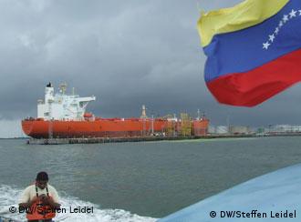 Ein Tanker auf dem Maracaibosee