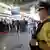Полицейский патрулирует здание аэропорта