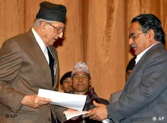 尼泊尔首相柯伊拉腊和毛派领袖普拉昌达签署和平协议