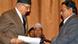 Premierminister Koirala (l.) und der Rebellenführer Prachanda reichen einander den Friedensvertrag Premierminister Koirala (l.) und der Rebellenführer Prachanda reichen einander den Friedensvertrag