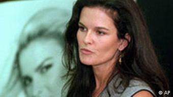 Η αδελφή της Νικόλ Μπράουν δίνει το 1995 συνέντευξη τύπου