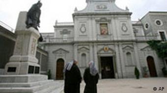 časne sestre ispred crkve u Istanbulu
