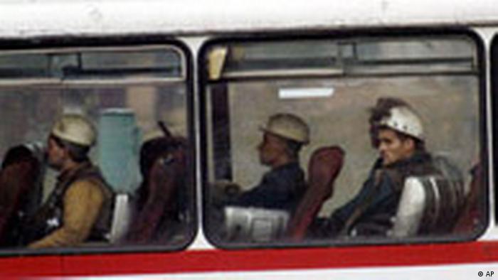 Polen Grubenunglück in Ruda Slaska Minenarbeiter im bus