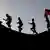 Palestinski mladići slave povlačenje izraelske vojske
