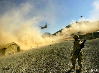 Landeanflug mit aufgewirbeltem Staub:Ein ISAF-Hubschrauber soll kanadische Soldaten in die afghanische Provinz Kandahar bringen