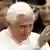 Papst Benedikt XVI. vor seiner Reise in die Türkei beim Segnen von Gläubigen auf dem Petersplatz in Rom