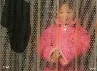 中国河北廊坊9岁的女孩Wang Kaijia。1977年，她的母亲在怀孕时输血感染了艾滋病毒, 1979年，妈妈就去世了。这个女孩生来就携病毒