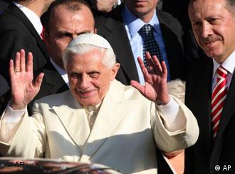El papa Benedicto XVI a su llegada a Estambul.