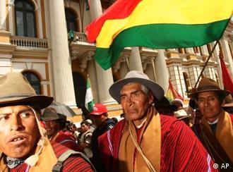 Cientos de indígenas del altiplano demandan una distribución de la tierra.