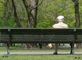 Пенсионер отдыхает в парке