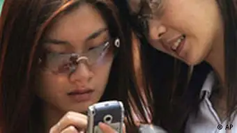China zwei Frauen mit Handy in Peking