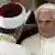 El muftí de Estambul, Mustafa Cagrici (izq.), saluda a Benedicto XVI.