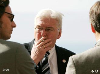 Frank-Walter Steinmeier mit Zigarette (Quelle: AP)