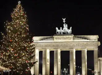 Weihnachtsbaum vor dem Brandenburger Tor in Berlin