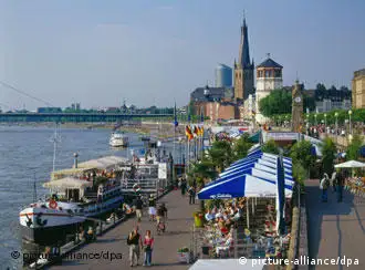 Eine Uferpromenade am Rhein in Düsseldorf