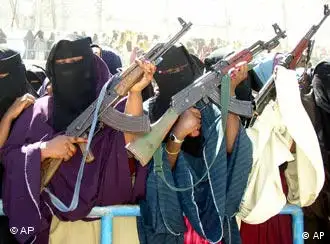 Bewaffneter Protest in der somalischen Hauptstadt: Frauen während einer Demonstration in Mogadischu