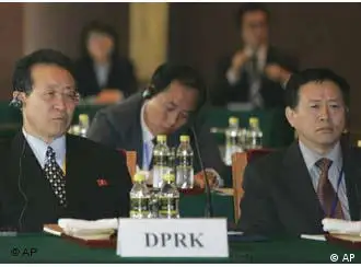 2005年11月9日，朝鲜代表Kim Gye Gwan（左）在至今最后一次北京会谈上