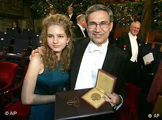 2006年12月10日，Orhan Pamuk和他的女儿Ruya在斯德哥尔摩获得诺贝尔文学奖后