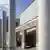 'Straße der Menschenrechte' von Dani Karavan am Germanischen Nationalmuseum in Nürnberg: In jede der Säulen ist der Text eines Artikels aus der Allgemeinen Erklärung der Menschenrechte gemeißelt (Foto: dpa)