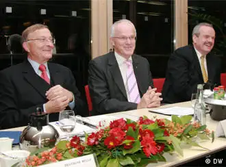 Einstimmig gut gelaunt: Valentin Schmidt, Ministerpräsident Jürgen Rüttgers und Erik Bettermann