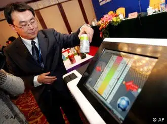 威视副总裁梁音鹏（音）去年底在北京展示扫描饮料的设备