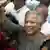 Nobelovac Yunus ne daje ništa džaba. Ipak je iz bijede izvukao na hiljade ljudi.
